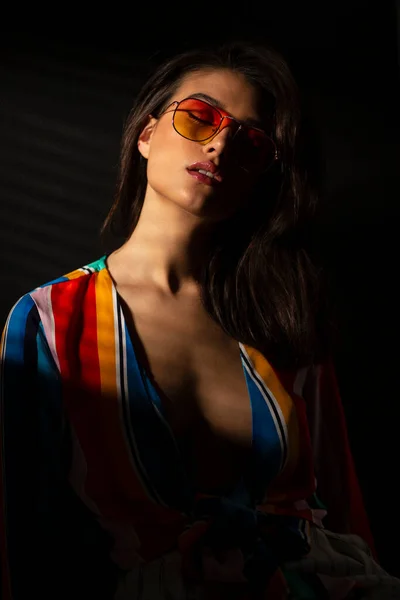 Retrato Frontal Uma Jovem Sensual Top Colorido Óculos Sol — Fotografia de Stock