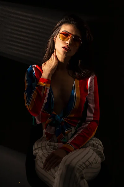 Retrato Frontal Uma Jovem Sensual Roupas Coloridas Óculos Sol Segurando — Fotografia de Stock