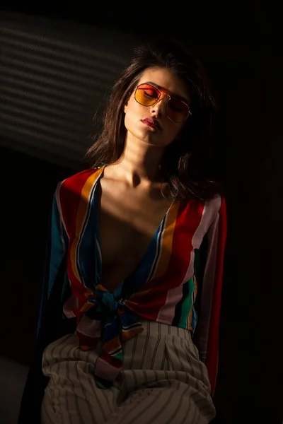Retrato Frontal Una Joven Morena Vestida Con Ropa Colorida Gafas Imagen de archivo