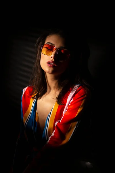 Retrato Uma Jovem Morena Jovem Roupas Coloridas Óculos Sol Com — Fotografia de Stock
