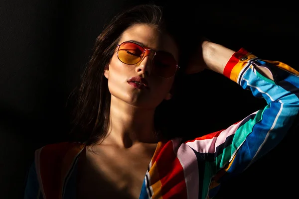 Imagen Una Joven Morena Joven Con Ropa Colorida Gafas Sol — Foto de Stock