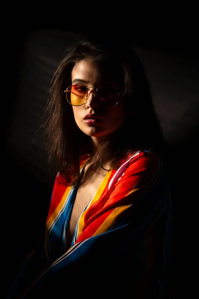 선글라스를 카메라를 어두운 배경의 여자의 모습을 클로즈업 로열티 프리 스톡 이미지