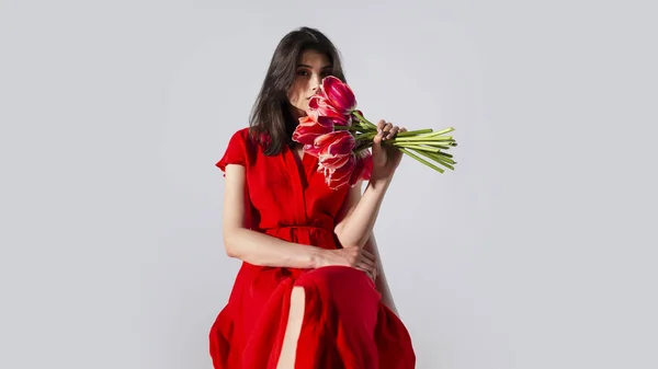 Elegante Morena Sexy Joven Vestido Rojo Sosteniendo Unos Hermosos Tulipanes — Foto de Stock