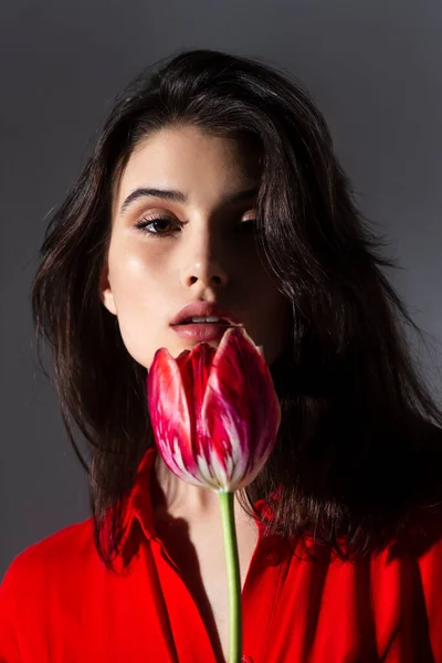 Retrato Cerca Una Atractiva Joven Vestida Rojo Sosteniendo Ramo Tulipanes —  Fotos de Stock