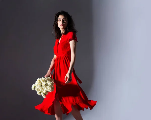 Imagen Una Mujer Morena Con Vestido Rojo Sosteniendo Ramo Narcisos — Foto de Stock