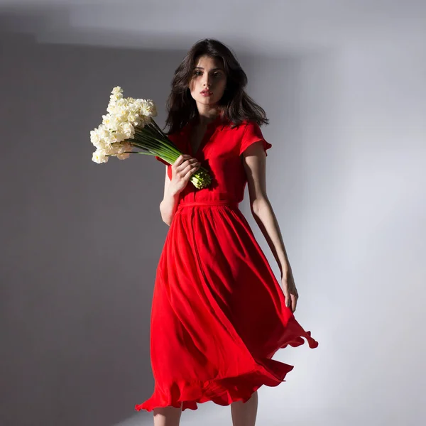 Imagen Una Mujer Sexy Morena Vestido Rojo Sosteniendo Ramo Narcisos — Foto de Stock