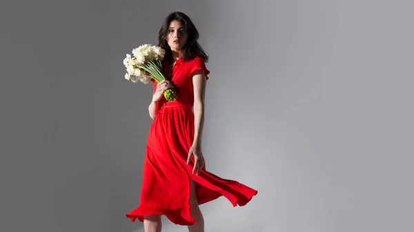 Imagen Completa Una Mujer Morena Vestido Rojo Sosteniendo Ramo Narcisos — Foto de Stock