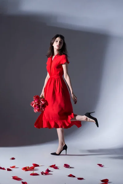 Imagen Completa Mujer Posando Vestido Rojo Sosteniendo Ramo Tulipanes Lanzar — Foto de Stock
