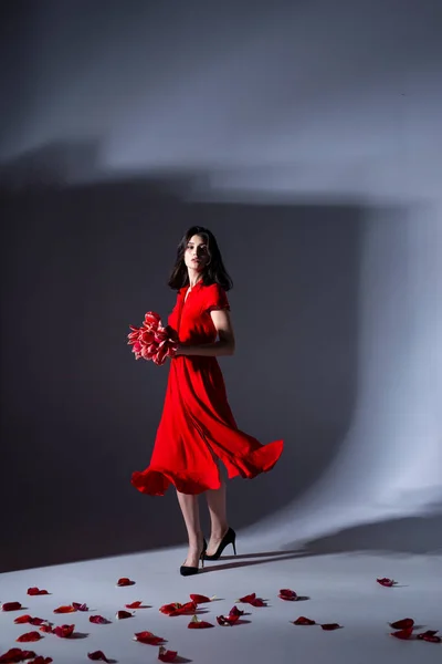 Imagen Mujer Posando Vestido Rojo Sosteniendo Ramo Tulipanes Posando Luciendo — Foto de Stock