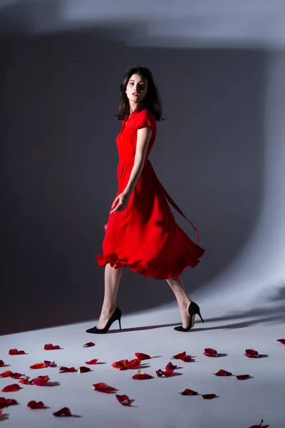 Imagen Mujer Posando Vestido Rojo Sosteniendo Ramo Tulipanes Posando Elegante Fotos de stock