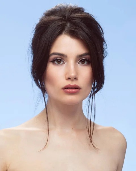 Closeup Frente Beleza Retrato Uma Jovem Sensual Com Ombros Nus — Fotografia de Stock