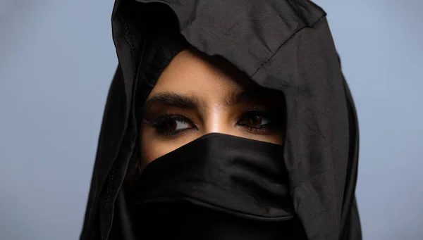 Bela mulher árabe em hijab com maquiagem brilhante — Fotografia de Stock