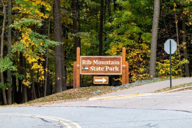 Wausau, Wisconsin 'deki Granite Peak kayak alanına giden Park Yolu' nu işaret eden Rib Mountain State Park tabelası.