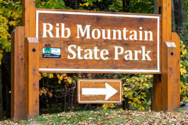 Wausau, Wisconsin 'deki Granite Peak kayak alanına giden Park Yolu' nu işaret eden Rib Mountain State Park tabelası.