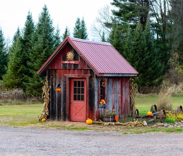 威斯康星州中部装饰成秋天的红色旧棚屋 — 图库照片