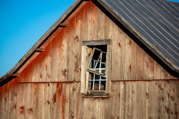 Rustikale Alte Scheune Abstellgleis Und Kaputte Fenster Horizontal — Stockfoto