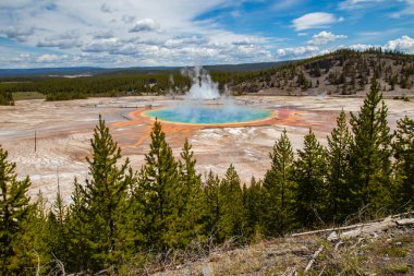 Yellowstone Ulusal Parkı 'nda Mayıs ayında Büyük Prismatik Bahar Wyoming, yatay