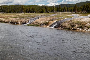 Yellowstone Ulusal Parkı 'ndaki Firehole Nehri baharda, yatay