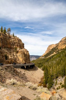 Golden Gate Kanyonu Yellowstone Ulusal Parkı, Wyoming, ABD, 27 Mayıs 2021: Grand loop Yolu üzerinde kuzeye bakan köprü