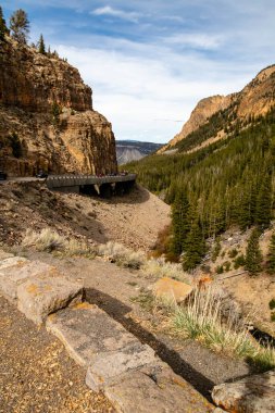 Golden Gate Kanyonu Yellowstone Ulusal Parkı, Wyoming, ABD, 27 Mayıs 2021: Grand loop Yolu üzerindeki köprü, dikey