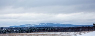 Kasım ayında Wisconsin, Rib Mountain Park Wausau 'daki Granit Tepesi kayak alanı, panorama