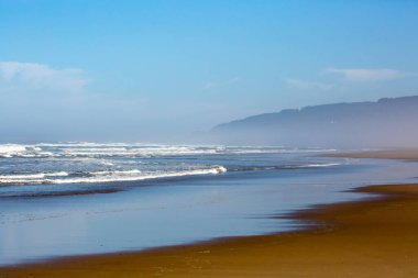 Floransa Oregon 'daki Heceta Sahili' nde yatay frenler iniyor.