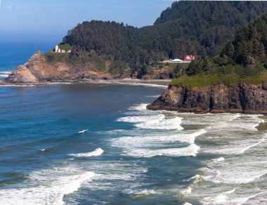 Ağustos ayında Pasifik Okyanusu 'nda Yachat ve Florence Oregon arasındaki Heceta Baş Feneri, panoramik