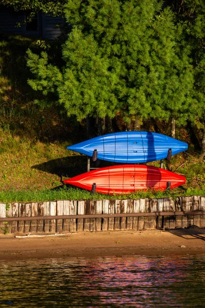 Kayak Rouge Bleu Stocké Sur Une Grille Près Lac Wisconsin — Photo