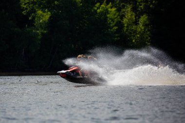 Nokomis Gölü, Tomahawk, Wisconsin, ABD, 20 Ağustos 2022 - Gölde uçan jet ski ile uçan iki kız,