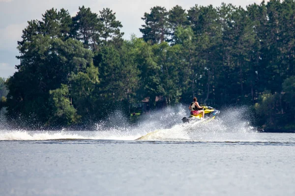 ノコミス湖 トマホーク ウィスコンシン州 アメリカ 2022年8月20日 湖を横切る波の上を飛ぶジェットスキーの男 — ストック写真