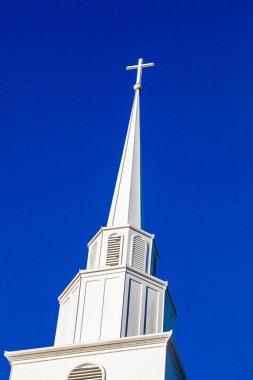 Çan kulesinin tepesinde beyaz haç, kopyalama alanı, dikey
