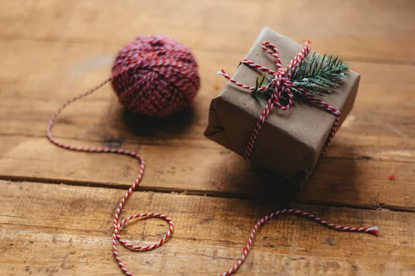 Uma Caixa Presente Natal Amarrada Com Uma Fita Branca Vermelha — Fotografia de Stock