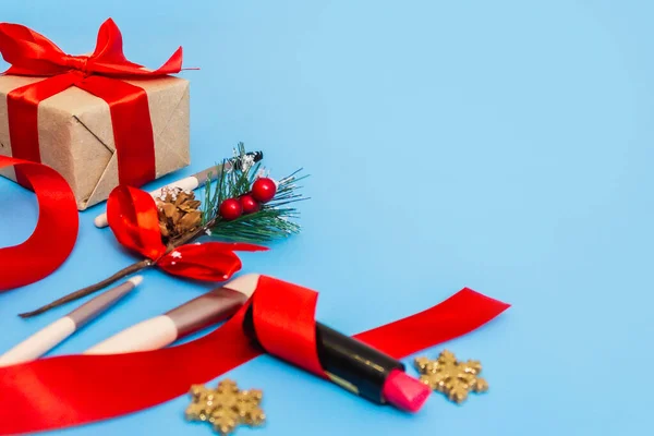 Cosmetici Pennelli Regalo Natale Nastro Rosso Stelle Oro Sono Disposti — Foto Stock