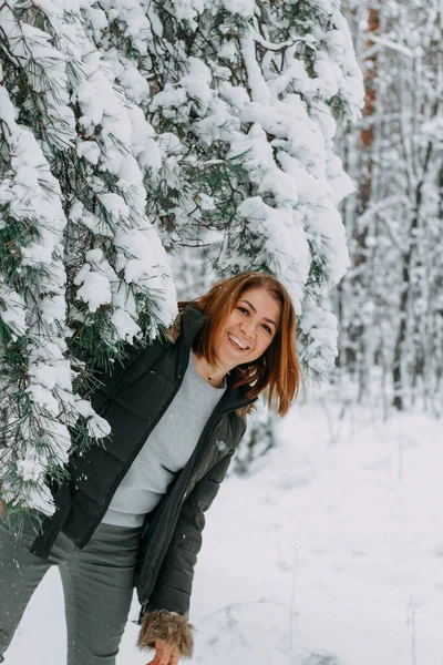 Счастливая Девушка Короткой Стрижкой Гуляет Лесу После Снегопада Смотрит Сосновой — стоковое фото