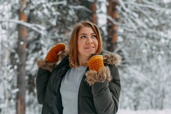 Retrato Uma Menina Feliz Com Corte Cabelo Curto Luvas Mostarda — Fotografia de Stock