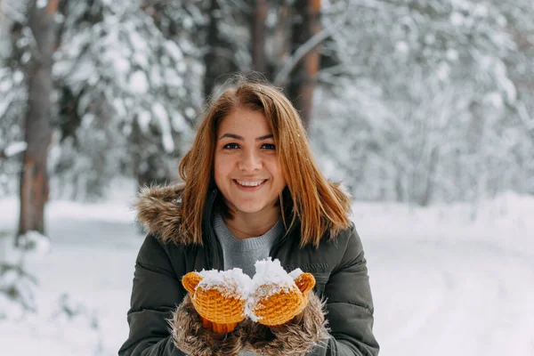 Счастливая Молодая Девушка Держит Белый Снег Вязаных Горчичных Шерстяных Варежках — стоковое фото