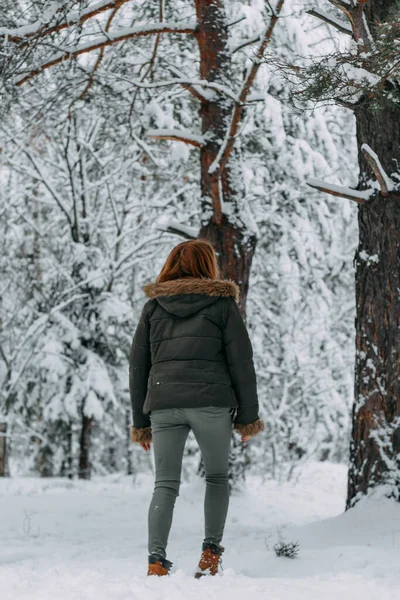 Una Chica Feliz Con Corte Pelo Corto Camina Por Bosque — Foto de Stock