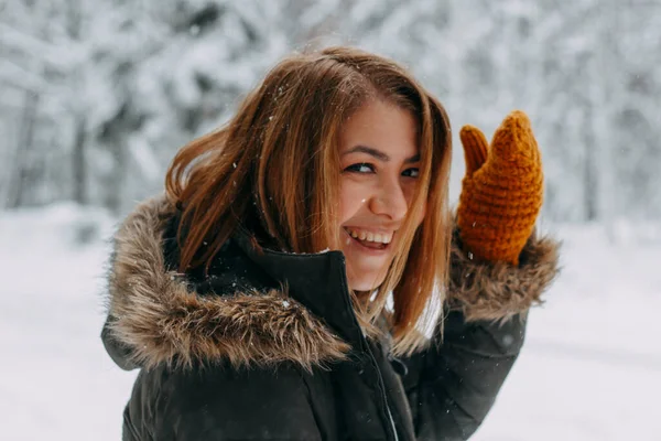 Retrato Uma Menina Feliz Com Corte Cabelo Curto Luvas Mostarda — Fotografia de Stock