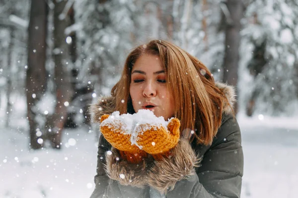 Счастливая Молодая Девушка Дует Белый Снег Который Лежит Уютных Вязаных — стоковое фото