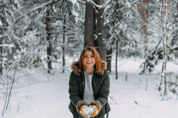 Neve Fundo Uma Imagem Embaçada Uma Jovem Feliz Que Joga — Fotografia de Stock