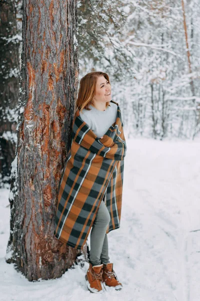 Uma Jovem Feliz Envolta Xadrez Xadrez Desfrutando Passeio Floresta Inverno — Fotografia de Stock