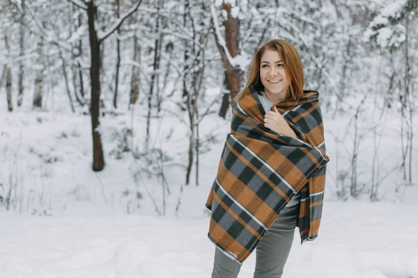 Une Jeune Fille Heureuse Enveloppée Dans Plaid Prélassant Sur Une — Photo