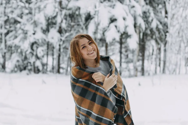 Uma Jovem Feliz Envolta Xadrez Xadrez Desfrutando Passeio Floresta Inverno — Fotografia de Stock