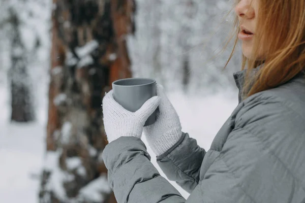 Homem Inverno Floresta Segura Uma Caneca Cinza Com Uma Bebida — Fotografia de Stock