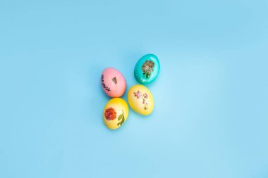 Mavi arka planda parlak renkli Paskalya yumurtaları. Paskalya.