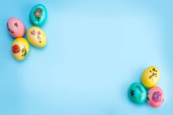 Bunt Bemalte Ostereier Auf Blauem Hintergrund Ostern — Stockfoto