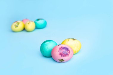 Mavi arka planda parlak renkli Paskalya yumurtaları. Paskalya.