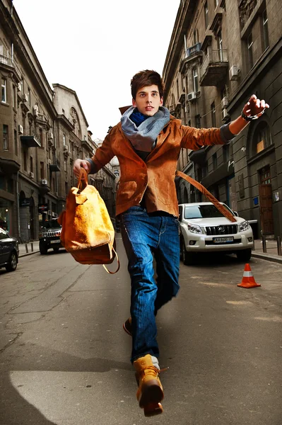 mutlu, sokak etrafında atlama