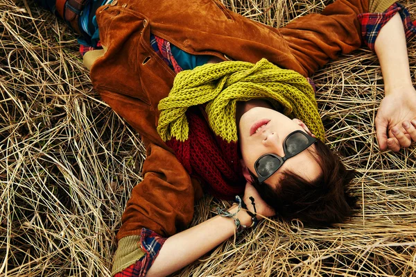 Man lying on the dry grass.close-up — Stock Photo, Image