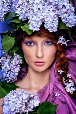 Eflatun çiçek şapka Lila ile güzel bir kızın portresi